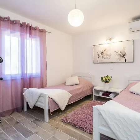 Luxurious Home In Ston Ston
